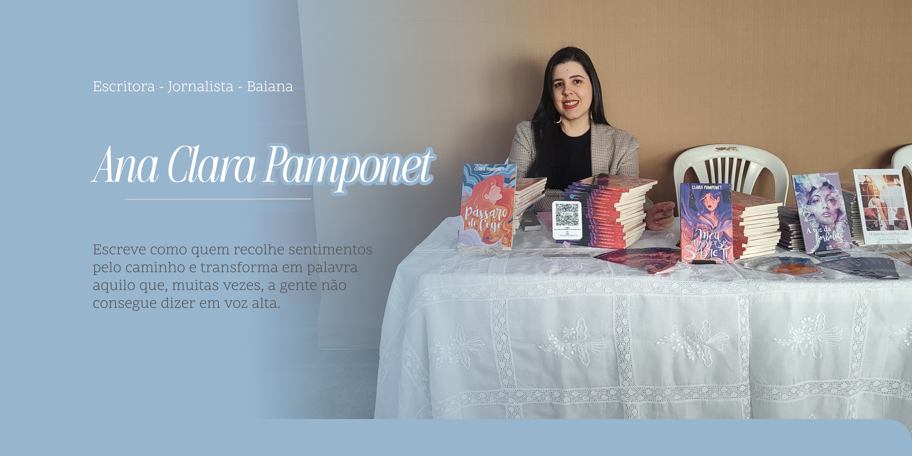 Ana Clara Pamponet em um evento literário, ao lado dos seus livros