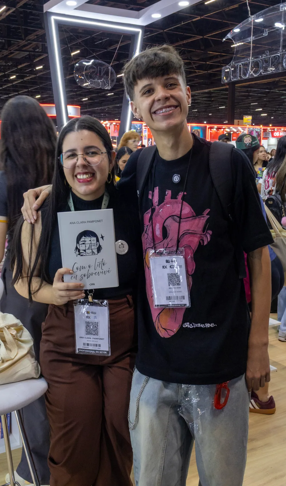 Ana Clara Pamponet com um visitante na Bienal do Livro de São Paulo