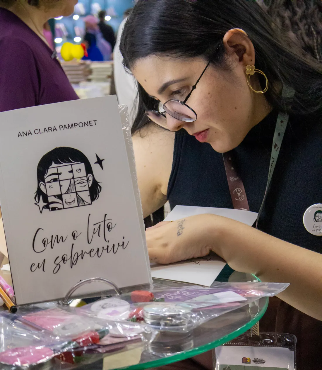 Ana Clara Pamponet autografando um livro na Bienal
