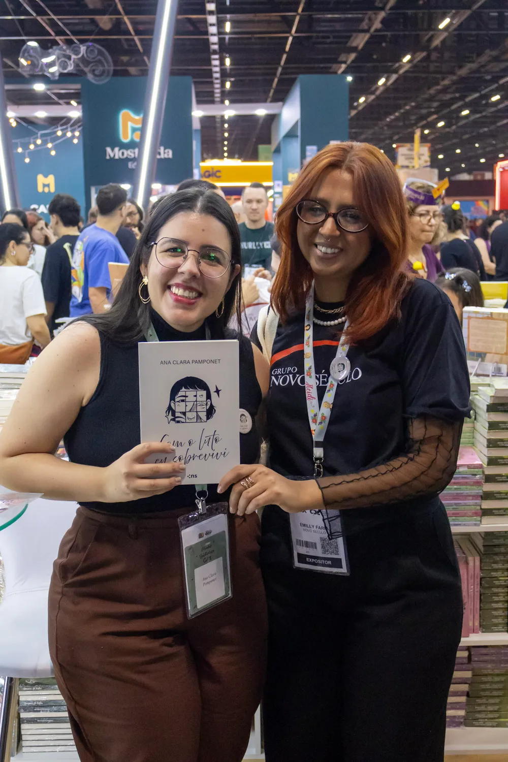 Ana Clara Pamponet com uma profissional da Editora Novo Século