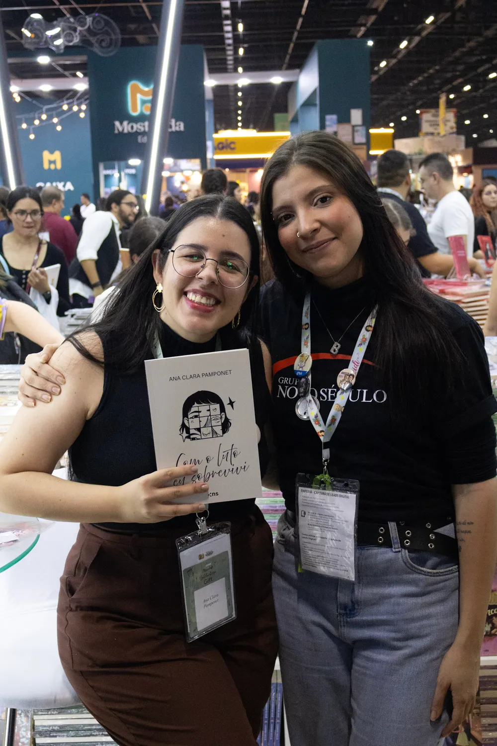 Ana Clara Pamponet com uma profissional da Editora Novo Século e o seu livro