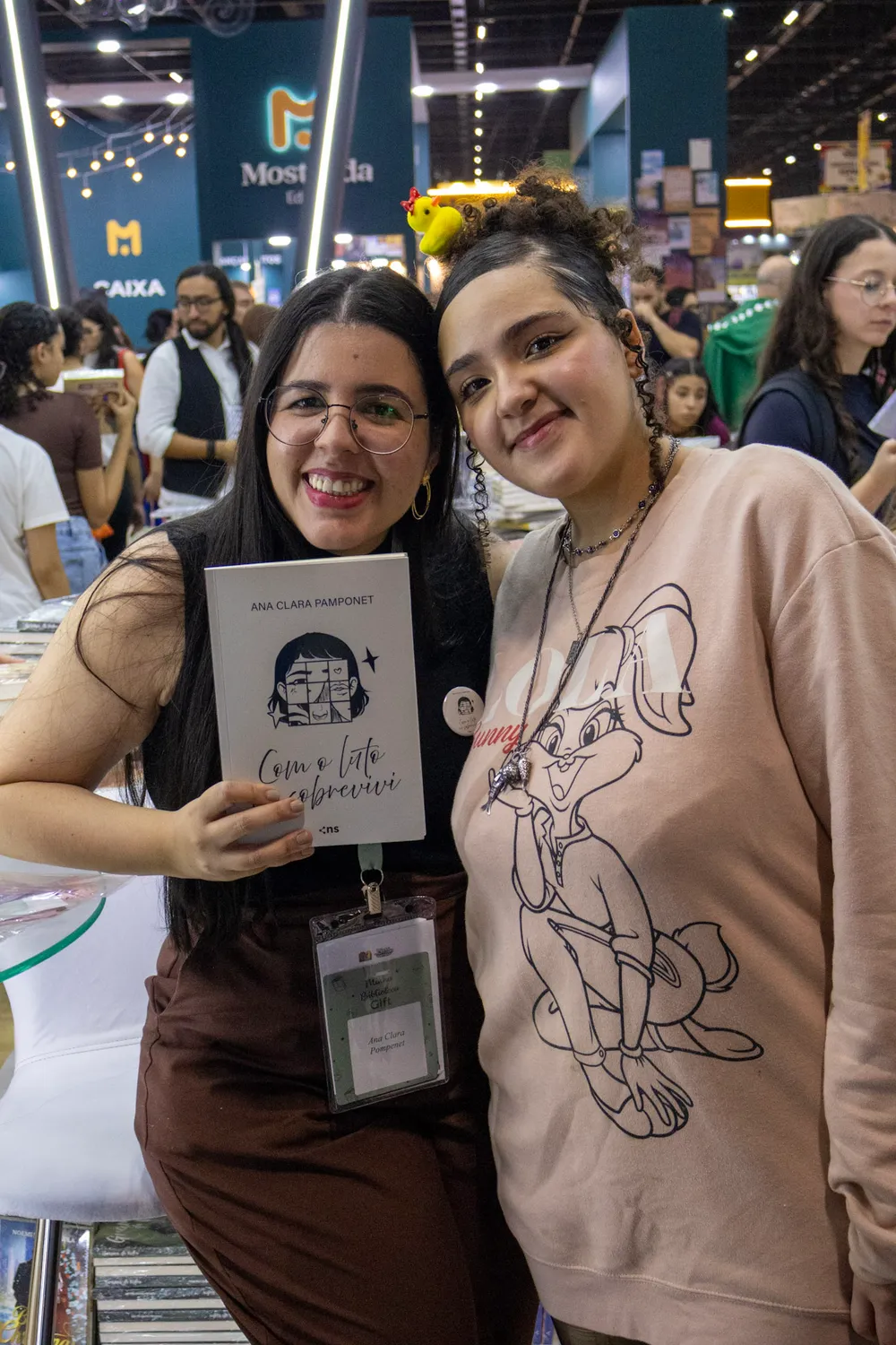 Ana Clara Pamponet com uma visitante na Bienal