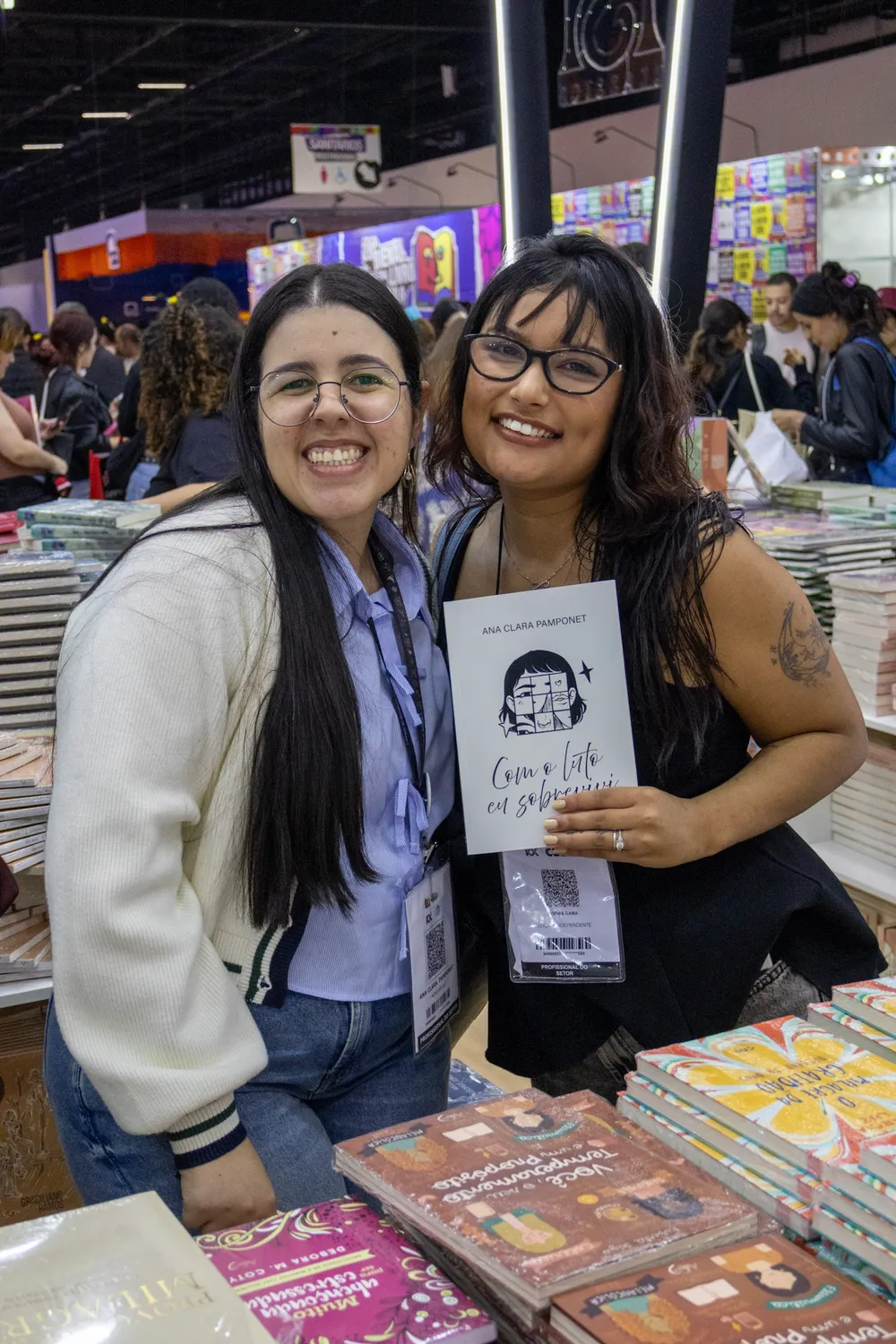 Ana Clara Pamponet com uma leitora segurando o livro Com o luto eu sobrevivi