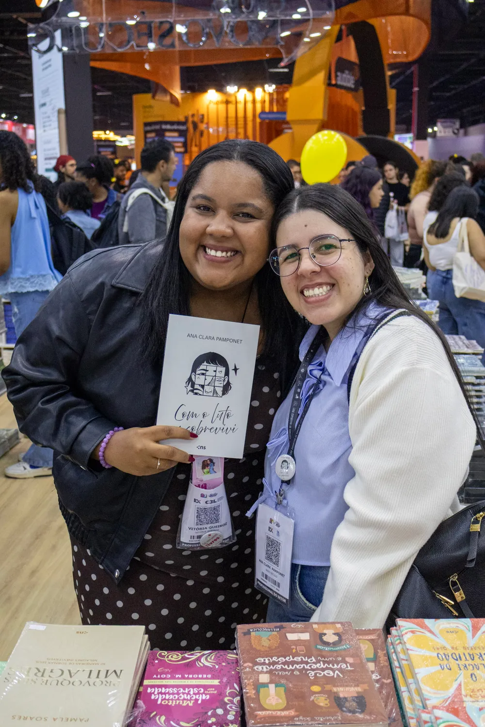 Ana Clara Pamponet com uma leitora no estande da Bienal