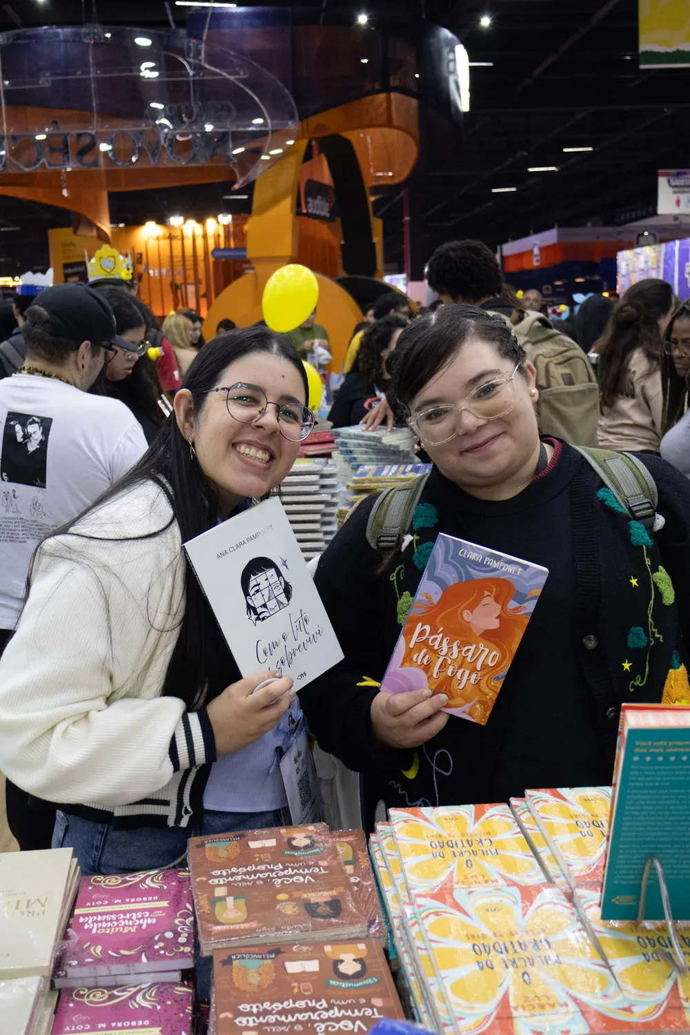 Ana Clara Pamponet com outra autora na Bienal do Livro