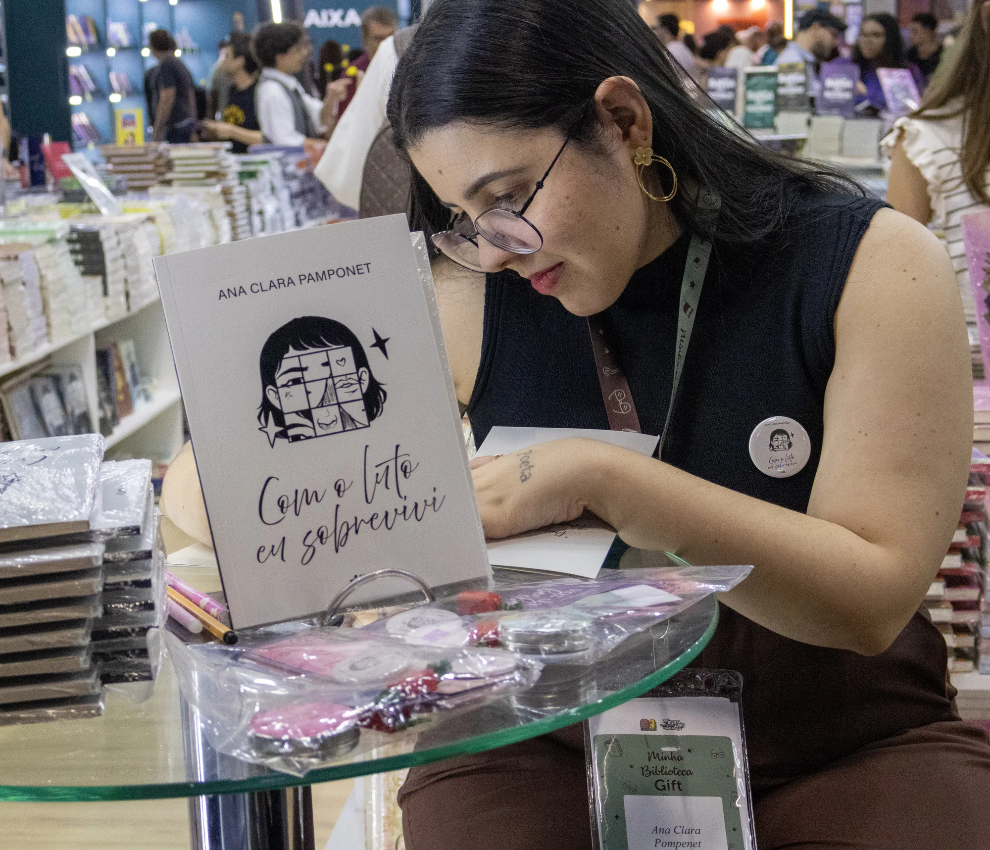 Ana Clara Pamponet autografando o livro Com o luto eu sobrevivi na Bienal do Livro de São Paulo
